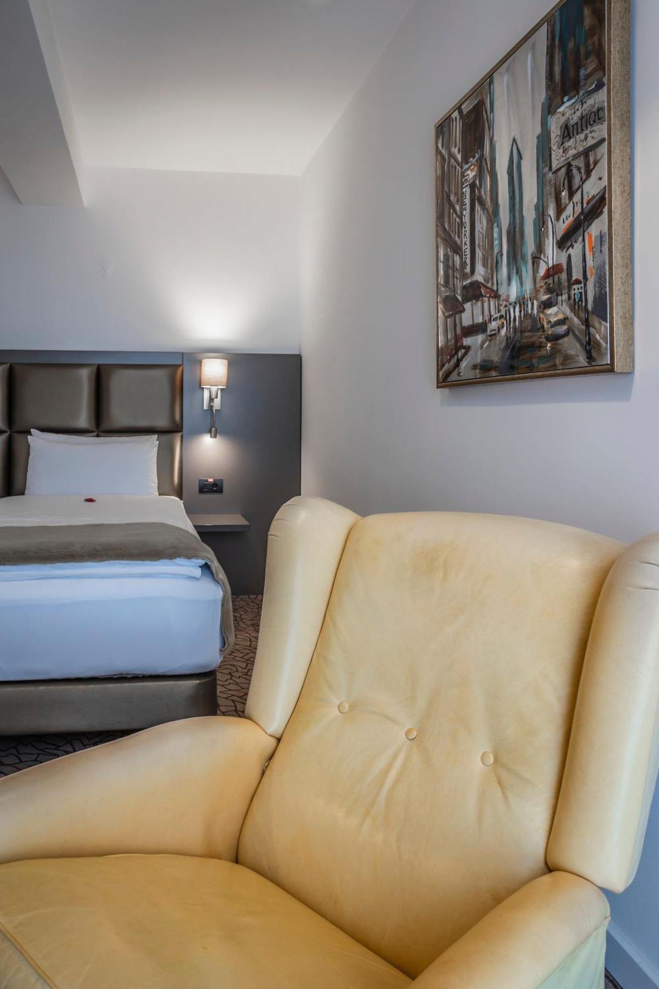 Charm Boutique Hotel Satu Mare Buitenkant foto