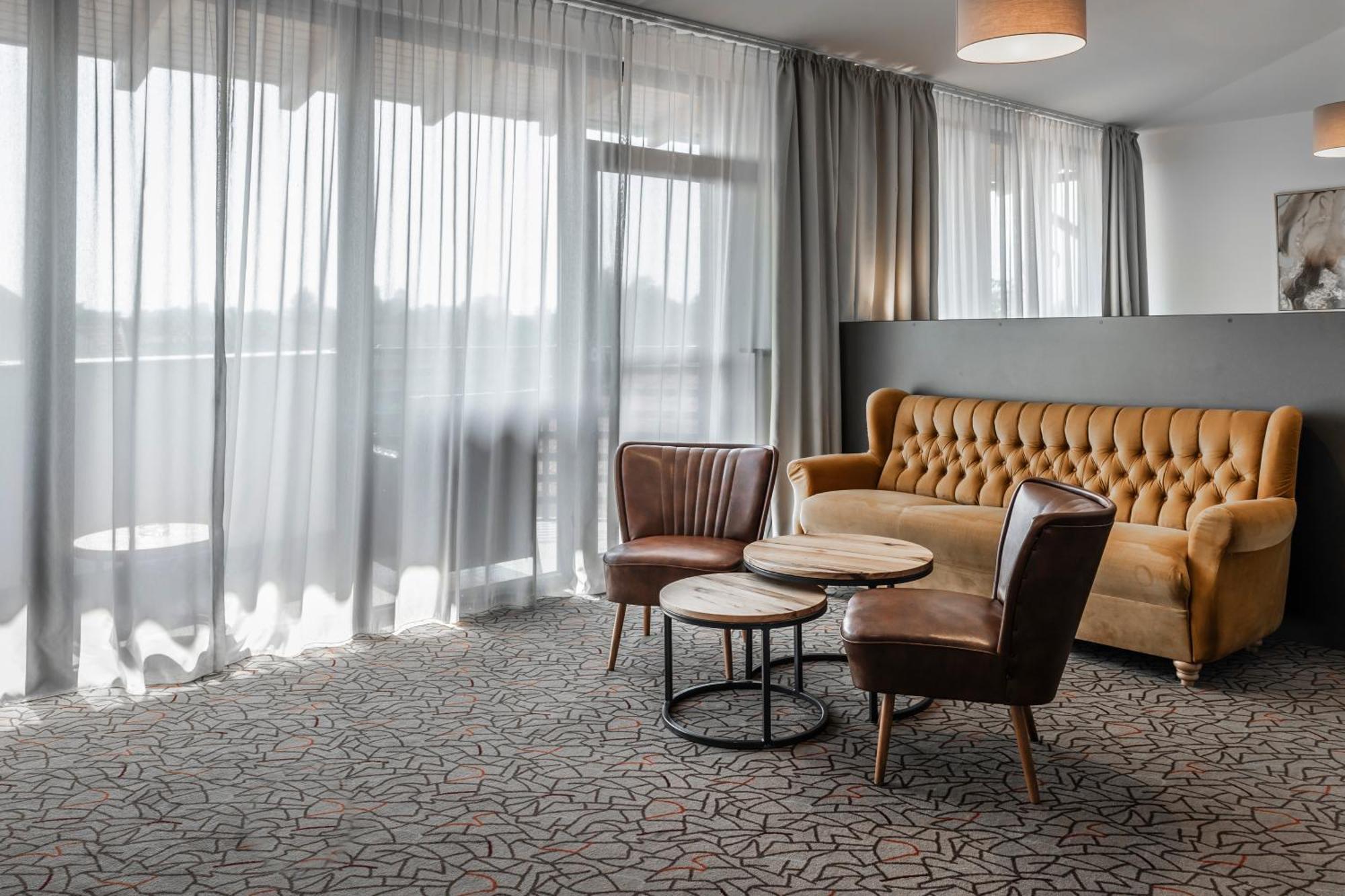 Charm Boutique Hotel Satu Mare Buitenkant foto