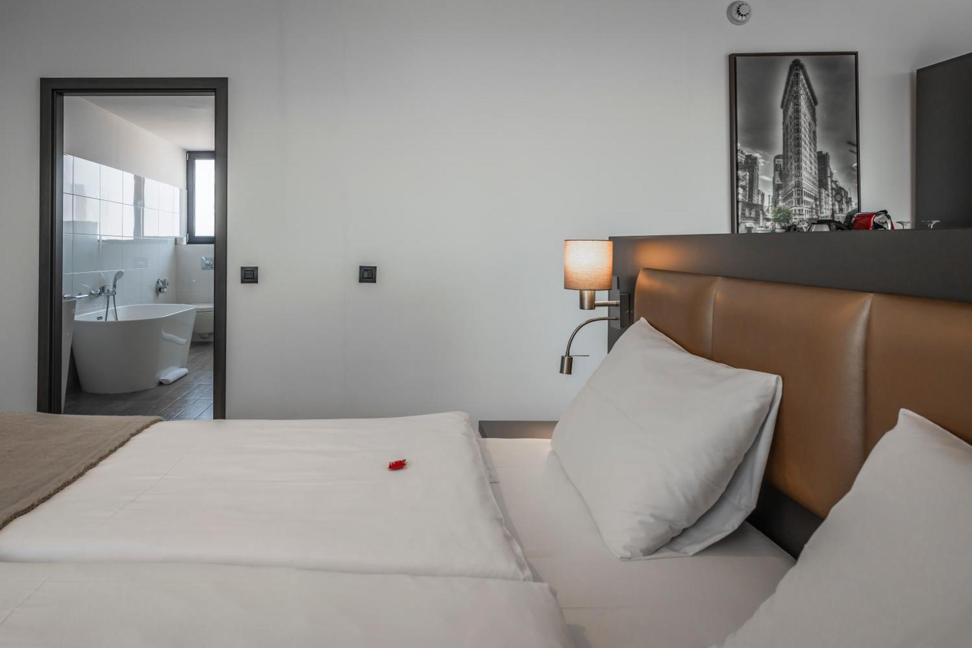 Charm Boutique Hotel Satu Mare Buitenkant foto