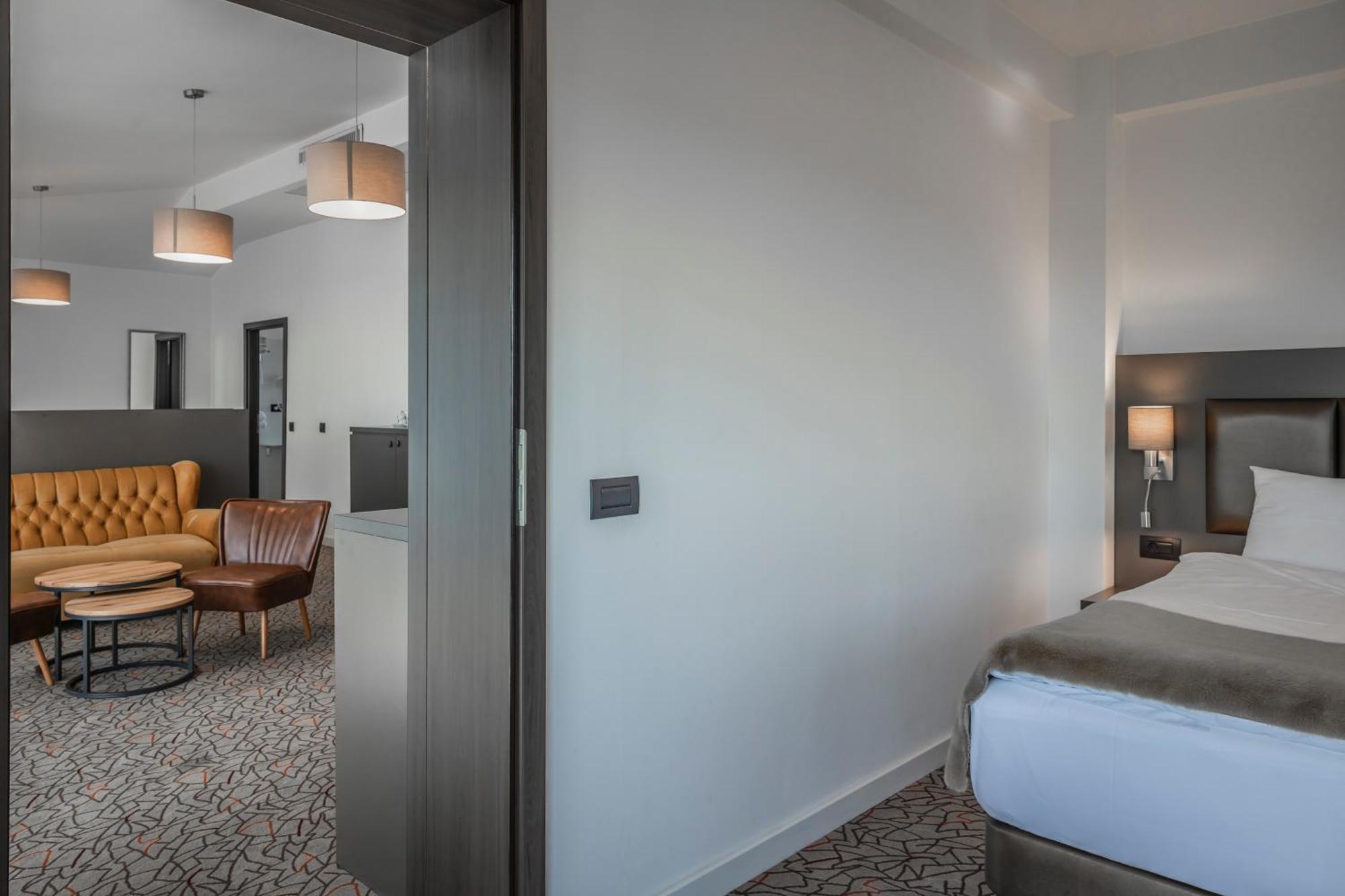 Charm Boutique Hotel Satu Mare Buitenkant foto