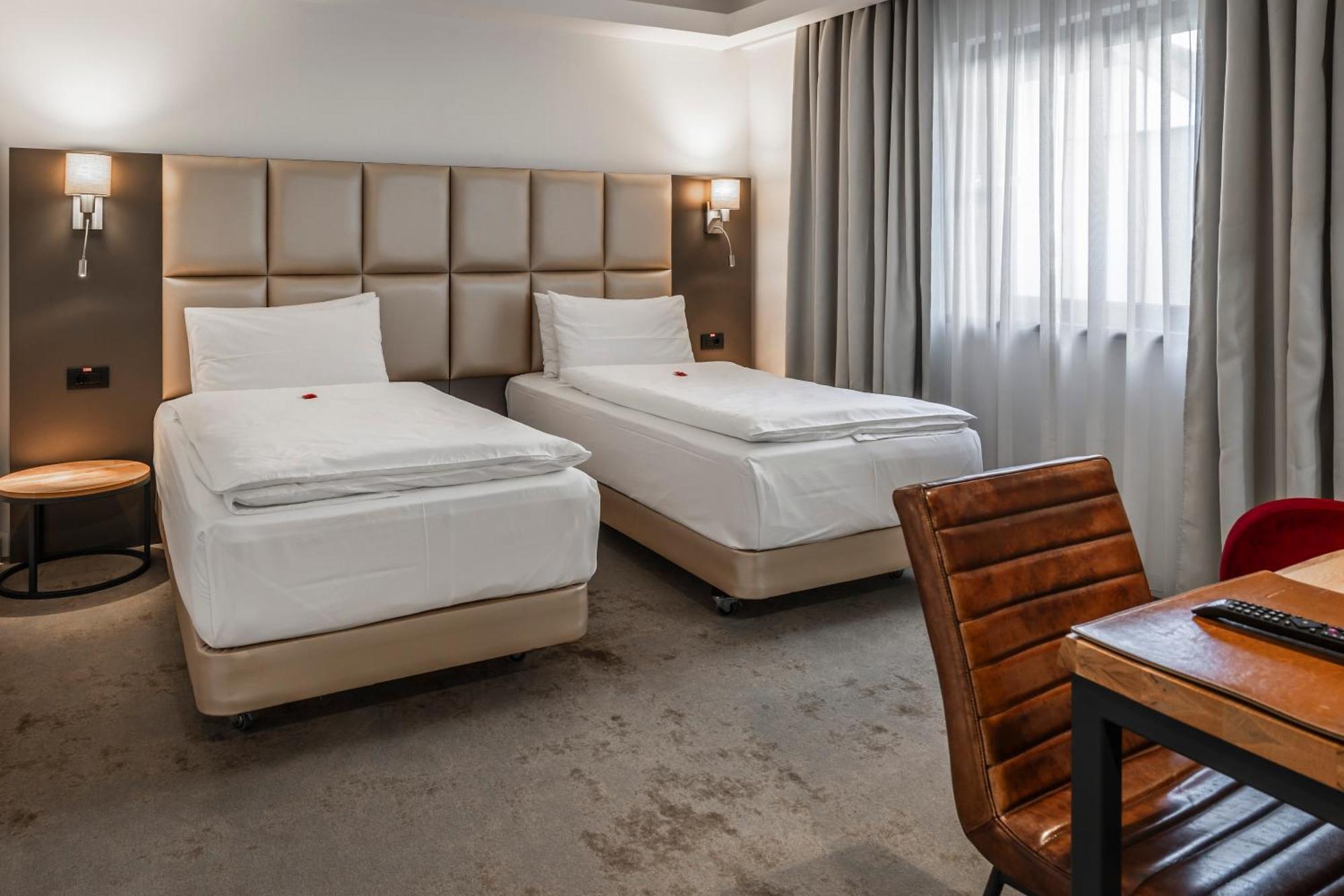 Charm Boutique Hotel Satu Mare Buitenkant foto