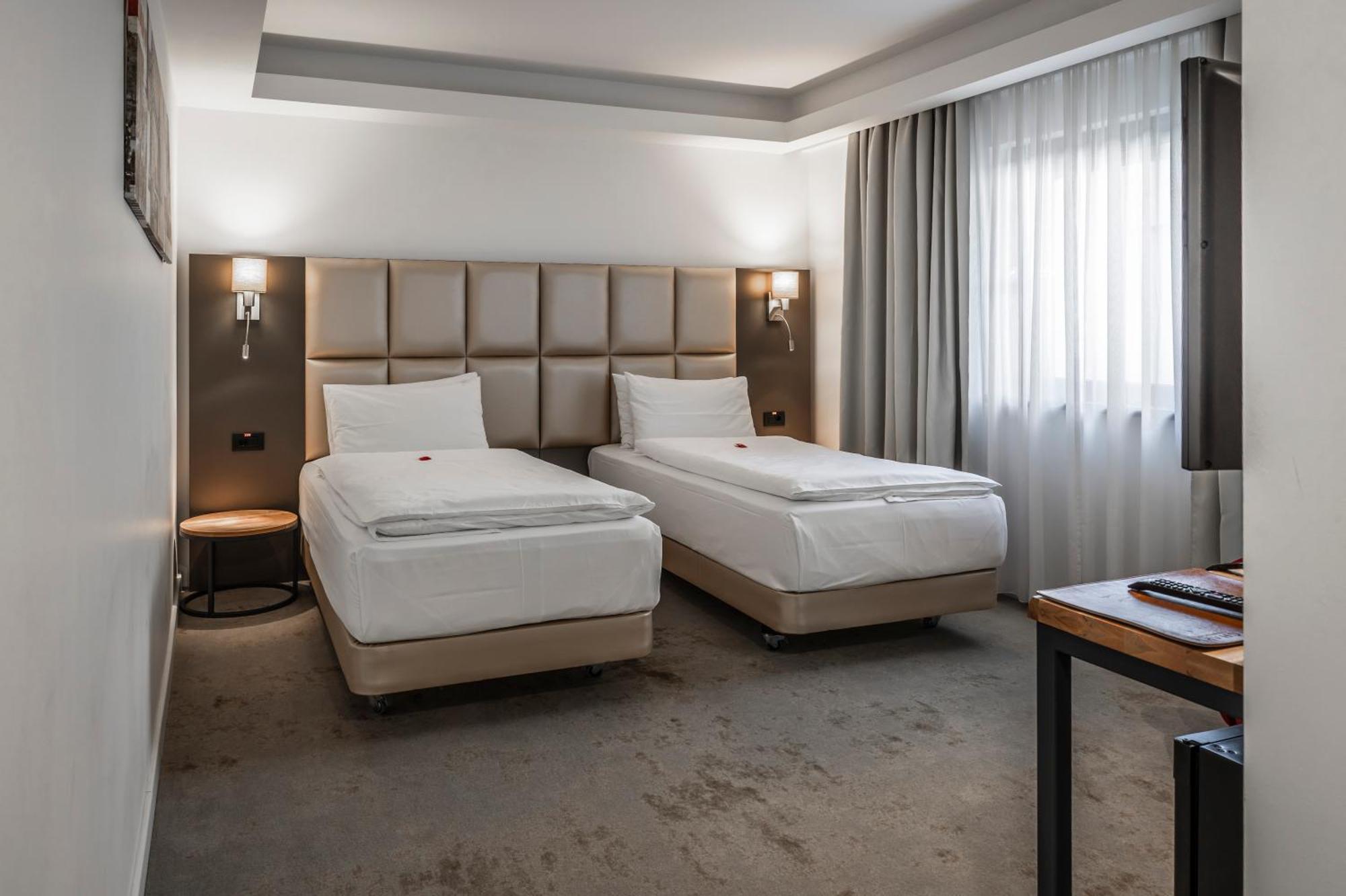 Charm Boutique Hotel Satu Mare Buitenkant foto