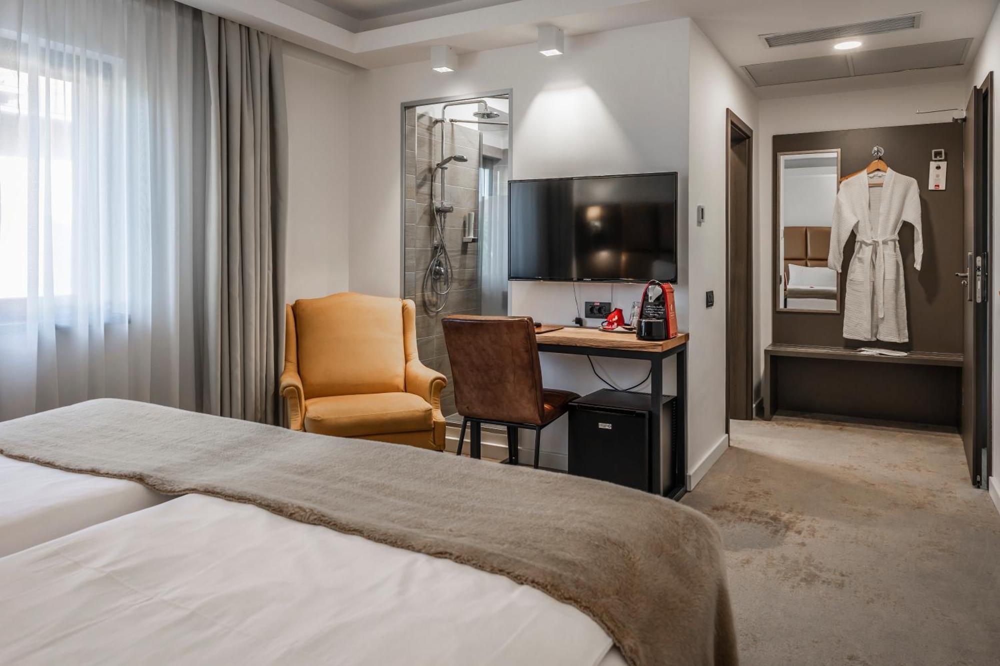 Charm Boutique Hotel Satu Mare Buitenkant foto